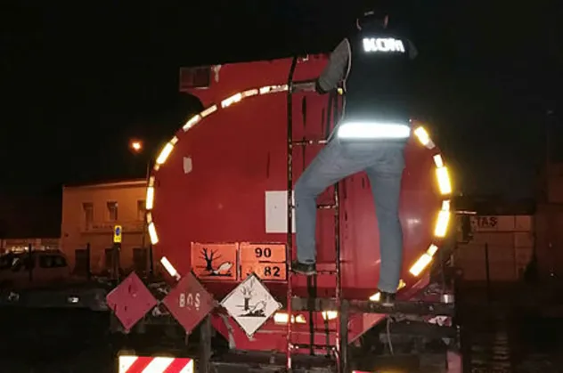 İzmir'de 18 ton kaçak akaryakıt ele geçirildi