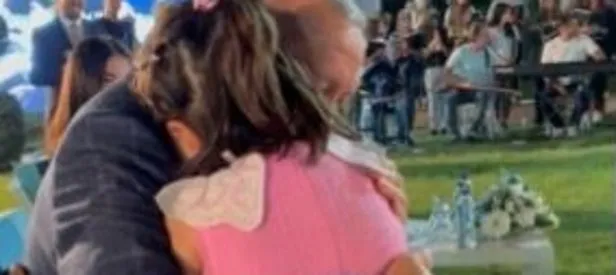 Başkan Erdoğan’a Van’da sevgi seli! Minik misafiri böyle sarıldı