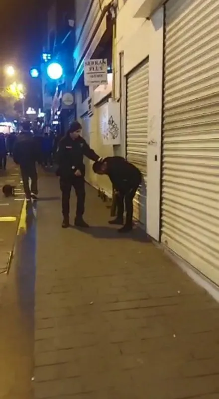 kadikoyde-kavga-tekmeler-yumruklar-havada-ucustu-1670644312992.jpg Kadıköy'de kavga: Tekmeler yumruklar havada uçuştu-1