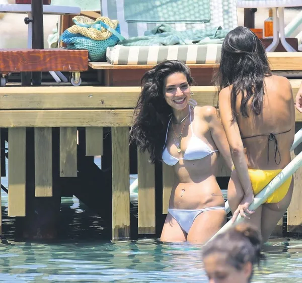 Ünlüler Bodrum'da romantizme doydu: Tarık Emir Tekin ve Fransız sevgilisi Sofia her saniye sarmaş dolaştı-4