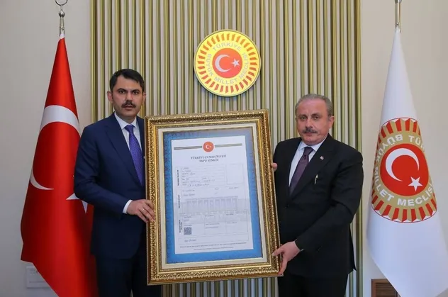 Bakan Kurum Gazi Meclisin tapu senedini Meclis Başkanı Şentop'a takdim etti
