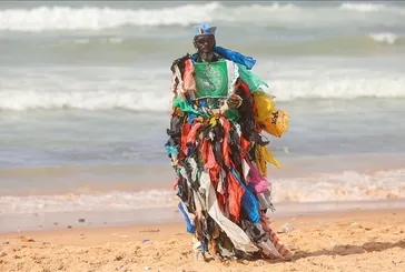 Senegalli "Plastik Adam" Modou Fall, Dakar sokaklarında çevre kirliliğine dikkat çekiyor