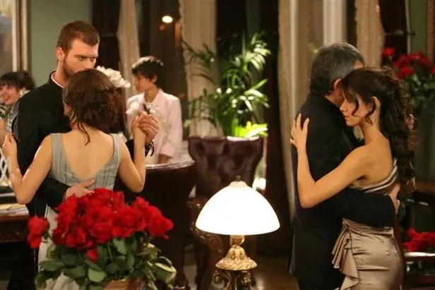 tepeden-tirnaga-yeni-ask-i-memnu-ile-tanisin-seyirciyi-cilgina-cevirecek-kare-geldi-surpriz-basrol-degisikligi-1683022492782.jpg Yeni Aşk-ı Memnu ile tanışın! Sürpriz başrol değişikliği yaşandı! Seyirciyi çılgına çevirecek fotoğraf geldi!-5