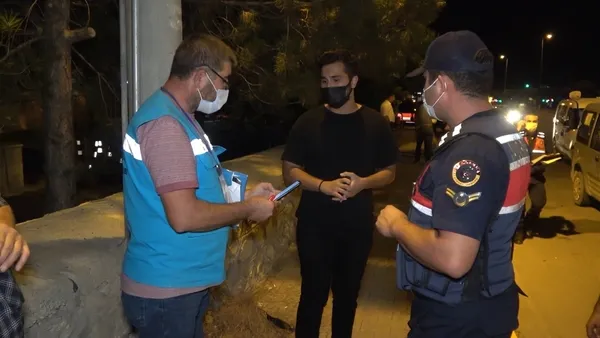 kirikkalede-otobuste-yakalanan-riskli-gruptaki-yasli-cift-ne-olursunuz-bizi-birakin-oteberim-kokar-1629957632977.jpg Kırıkkale'de otobüste yakalanan riskli gruptaki yaşlı çift: Ne olursunuz bizi bırakın, öteberim kokar-6