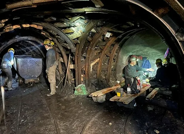 Zonguldak'ta maden işçileri ilk sahurlarını yerin metrelerce altında yaptı-3