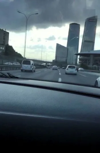 TEM Otoyolu’nda lüks otomobillerin “makas” yarışı kamerada-2