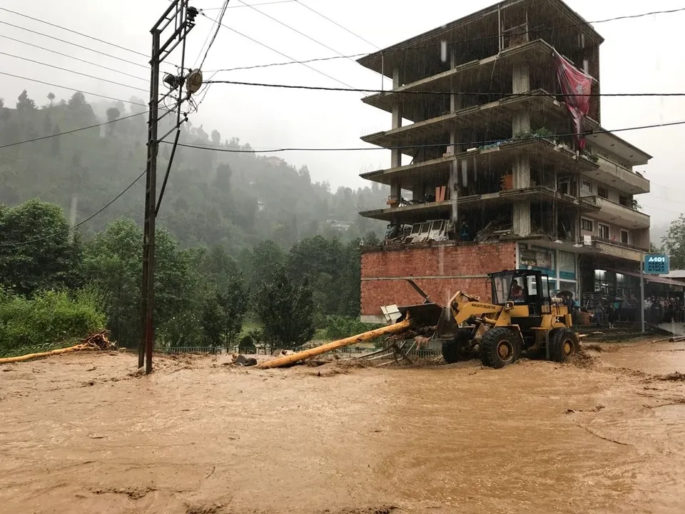 Rize’yi sel vurdu! Evleri su bastı  - 2