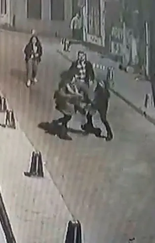 Beyoğlu'nda kadına şiddet! Şişeyle vurdu yerde tekmeledi