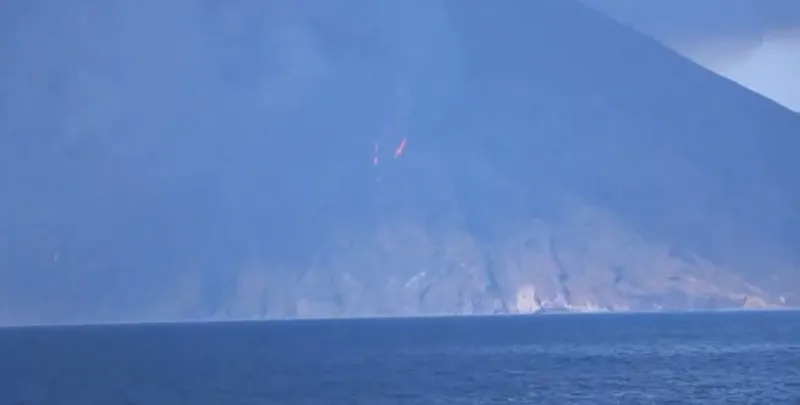 İtalya'da Stromboli Yanardağı'nda art arda patlamalar 1 kişi öldü - 1