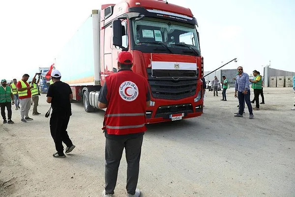 bm-gazzeye-21-ekimden-bu-yana-giris-yapan-yardim-tiri-sayisi-54e-ulasti-1698088092868.jpeg Soykırımın kanlı yüzü! | 7 Ekim'den bu yana 54 tane! BM Sözcüsü: Kriz öncesi günde 450 yardım tırı giriyordu | Bu yardımlar yetersiz-5