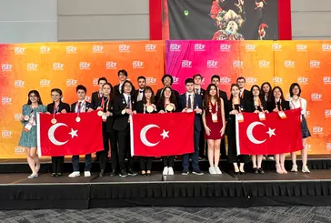 Başkan’dan ödül alan gençleri kutlama