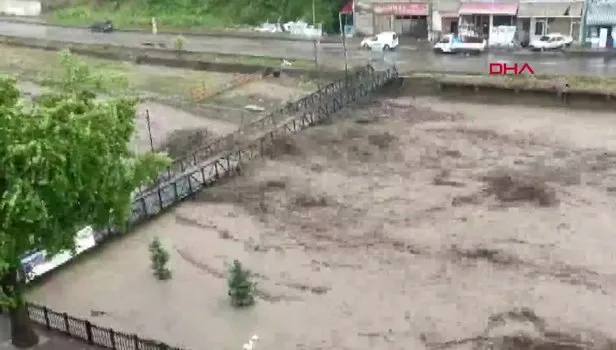 Kastamonu İnebolu'da köprünün yıkılma anı kameraya yansıdı