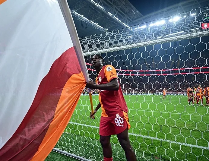 Wilfried Singo üçlü çektirdi