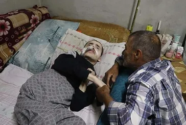 Manisa’da evlat sevgisinin en büyük kanıtı: 65 yaşındaki baba 40 yıldır serebral palsili oğluna tek başına bakıyor