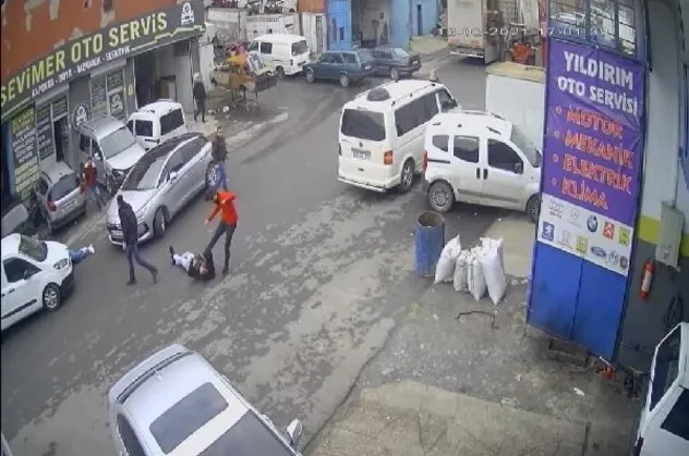 Son dakika: Esenyurt'ta 1'i polis 3 kişinin vurulduğu an kamerada! Yaralıları yerde tekmelediler