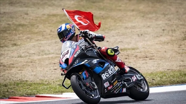 Razgatlıoğlu Çekya’da zirveye kondu!