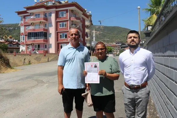 danimarkadan-alanyaya-gelen-gurbetci-aile-tapulu-dairelerinde-baskasinin-yasadigini-gorunce-soke-oldu-evimizde-1658927239668.jpg Danimarka'dan Alanya'ya gelen gurbetçi aile tapulu dairelerinde başkasının yaşadığını görünce şoke oldu: Evimizde oturamıyoruz uzaktan bakıyoruz-2