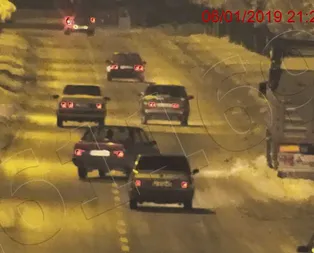 Bu görüntüler şok etti! 3 araç peş peşe...