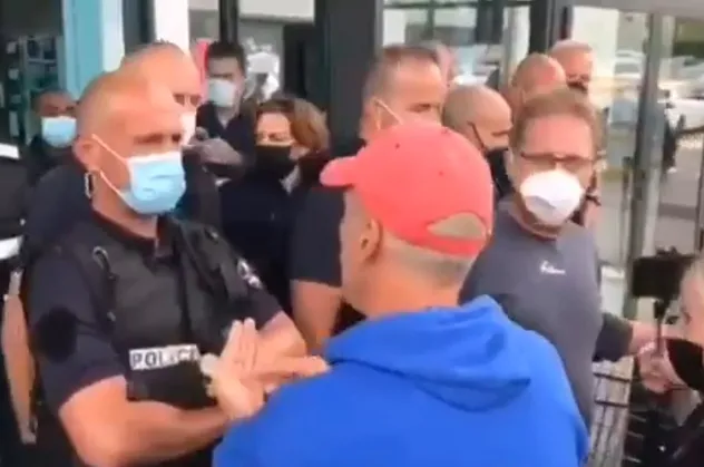 Fransa'da sosyal medyayı sallayan görüntü! Aşı karşıtı Fransızlara polis engeli: Markete giremediler