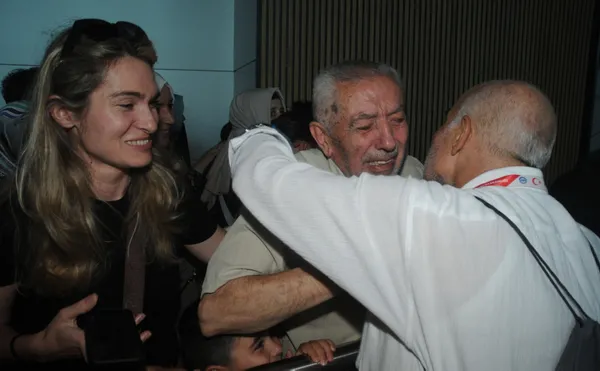 yurda-donen-ilk-haci-kafilesi-istanbul-havalimaninda-gozyaslariyla-karsilandi-1657813455026.jpg Yurda dönen ilk hacı kafilesi İstanbul Havalimanı'nda gözyaşlarıyla karşılandı-3