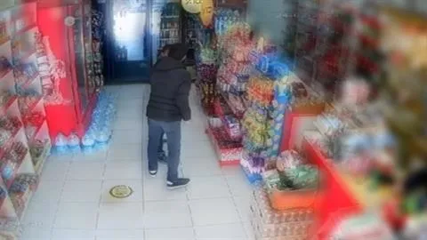 esenyurtta-akilalmaz-olay-alisveris-yapmak-icin-bakkala-giden-cocuga-yumruklu-saldiri-o-anlar-kamerada-1708853031600.jpeg Esenyurt'ta akılalmaz olay! Alışveriş yapmak için bakkala giden çocuğa yumruklu saldırı: O anlar kamerada-3