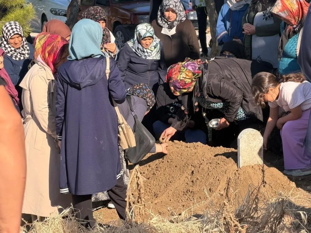 elazigda-askeri-personel-kocadan-dehset-tartistigi-esini-4-yasindaki-cocugunun-onunde-oldurdu-1780239123744.jpeg Elazığ'da askeri personel kocadan dehşet: Tartıştığı eşini 4 yaşındaki çocuğunun önünde öldürdü-4