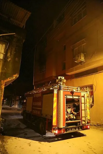 Adana'da evi yanan kadın gözyaşlarına boğuldu-3