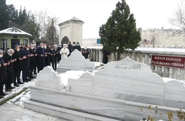 son-dakika-baskan-erdogan-eski-basbakanlardan-necmettin-erbakanin-kabrini-ziyaret-etti-1611052141834.jpg Son dakika: Başkan Erdoğan eski başbakanlardan Necmettin Erbakan'ın kabrini ziyaret etti-1