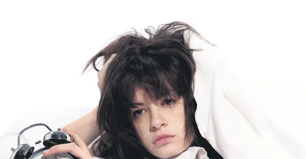 Toplumda el ve ayaklardaki titremeyle bilinen Parkinson uykuları kaçırıyor