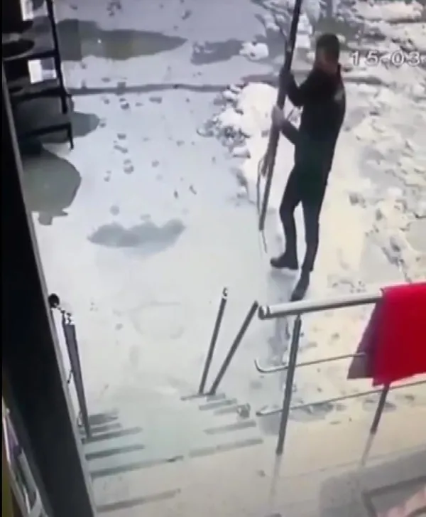 yuzsuz-hirsiz-umraniyede-yanindan-gecenlere-aldiris-etmeden-merdiven-korkuluklarini-caldi-1647418001630.jpg Yüzsüz hırsız! Ümraniye'de yanından geçenlere aldırış etmeden merdiven korkuluklarını çaldı-3