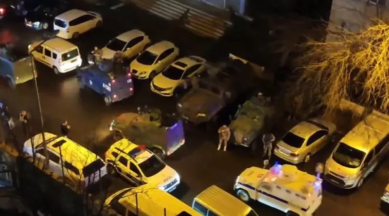 pkkya-bozdogan-33-operasyonu-1-mayista-sokaklari-karistirmaya-hazirlananlar-enselendi-11-ilde-cok-sayida-gozal-1714473416111.jpeg PKK'ya 'Bozdoğan-33' operasyonu! 1 Mayıs'ta sokakları karıştırmaya hazırlananlar enselendi: 11 ilde çok sayıda gözaltı-3