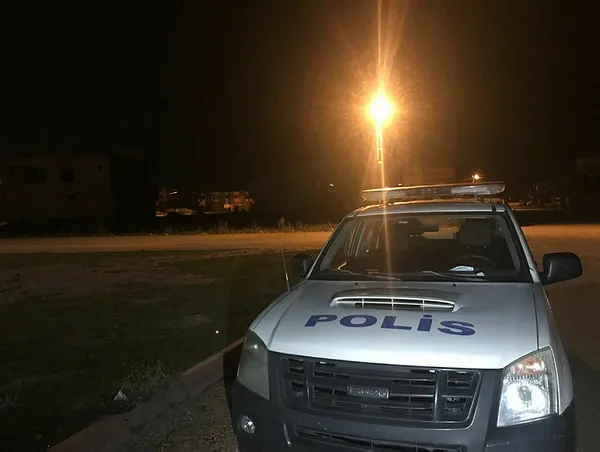 tek-elle-teli-tutunca-elektrik-carpmaz-diyen-genc-feci-sekilde-yanarak-can-verdi-1639374942678.jpg "Tek elle teli tutunca elektrik çarpmaz" diyen genç feci şekilde yanarak can verdi-3