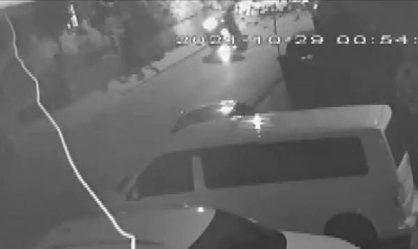 Akılalmaz kaza kamerada! Aracı yan yattı olay yerinden kaçtı-3