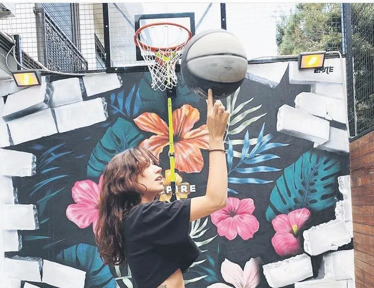 Zeynep Bastık, Michael Jordan’ı anlatan belgesele hayran kaldı. Basketbol topuyla şov yaptı…