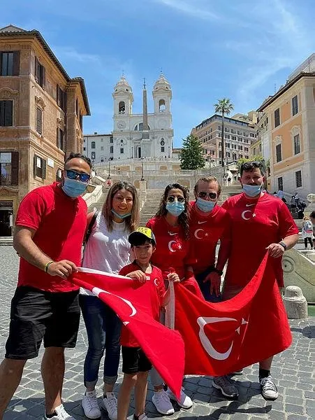 euro-2020-basliyor-turkiye-italya-maci-oncesi-roma-kirmizi-beyaza-burundu-turkiye-sesleri-1623422945717.jpeg EURO 2020 başlıyor! Türkiye - İtalya maçı öncesi Roma kırmızı beyaza büründü: 'Türkiye' sesleri...-2
