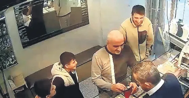 Yerde buldukları 1,3 milyonluk altını sahibine teslim ettiler