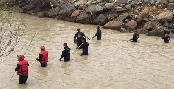 erzurumda-korkunc-kazada-arama-calismalari-6-gunde-ebe-busra-tosun-ve-anne-sevinc-bulut-oldu-baba-fevzi-bulut-1651580261732.jpg Erzurum'da korkunç kazada arama çalışmaları 6. günde! Ebe Büşra Tosun ve anne Sevinç Bulut öldü baba Fevzi Bulut kayıp-7