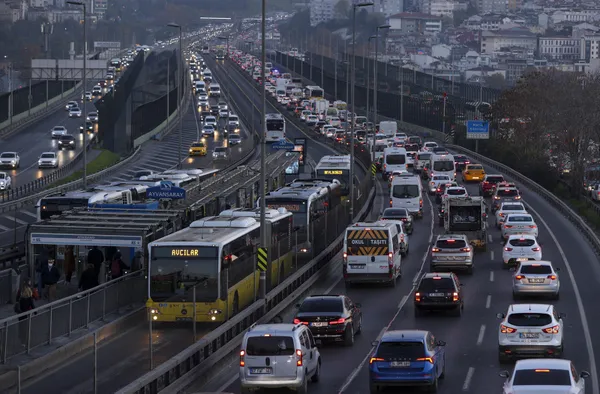 istanbul-trafik-durumu-megakentte-artik-bir-yerden-bir-yere-gitmek-imkansiz-1637907609967.jpg İstanbul trafik durumu! Megakentte artık bir yerden bir yere gitmek imkansız-2
