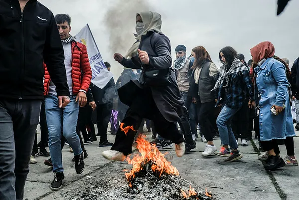 hdpnin-olayli-nevruz-etkinliginde-bolucu-teror-orgutu-pkk-lehine-sloganlar-atildi-14-gozalti-1616272333248.jpg HDP'nin olaylı Nevruz etkinliğinde bölücü terör örgütü PKK lehine sloganlar atıldı: 14 gözaltı-4