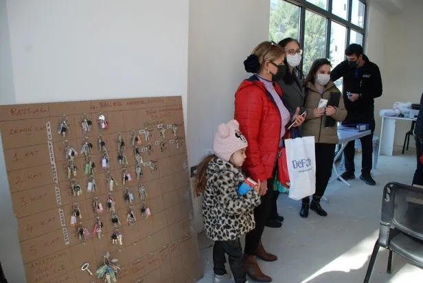 chpnin-deprem-konutlari-teslim-edilmedi-yalani-elinde-patladi-anahtarini-alan-izmirli-depremzedeler-yeni-evler-1642430322215.jpeg CHP'nin 'deprem konutları teslim edilmedi' yalanı elinde patladı: Anahtarını alan İzmirli depremzedeler yeni evlerini gezdi-3