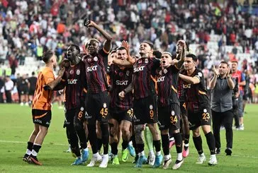 Antalyaspor - Galatasaray maç yorumları! Spor yazarları son noktayı koydu: Böyle hakemlik olmaz! O oyunculara övgü dolu sözler