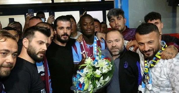 Trabzonspor taraftarı, yeni transfer Nicolas Pepe’yi coşkuyla karşıladı