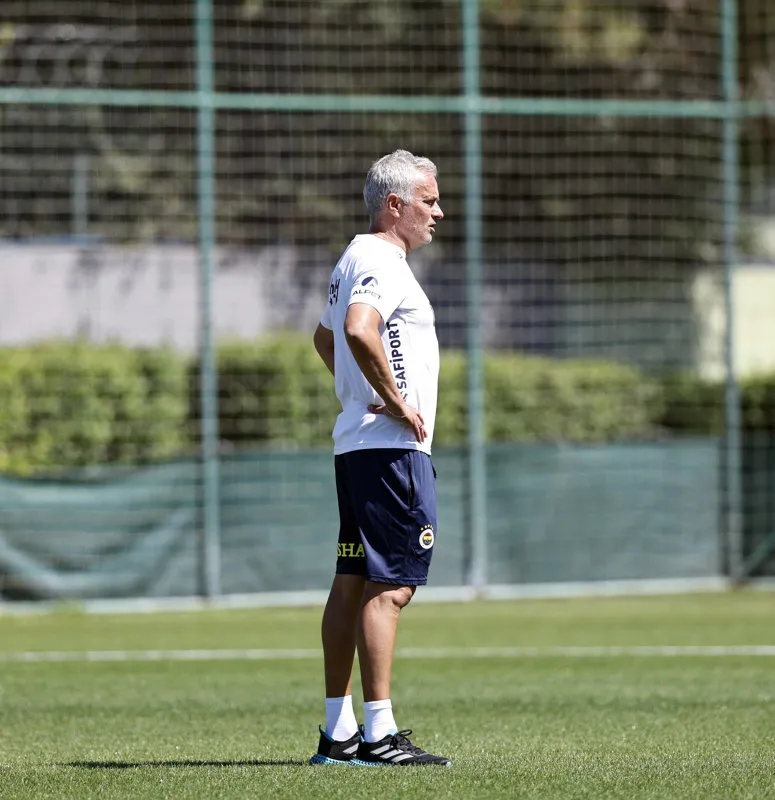 Jose Mourinho'dan sürpriz 11 kararı! Göztepe Fenerbahçe maçında o isim yedek - 11