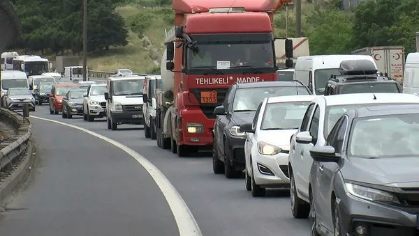 temde-kontrolden-cikan-arac-takla-atti-trafik-kilitlendi-1622463928271.jpg TEM'de kontrolden çıkan araç takla attı! Trafik kilitlendi-1