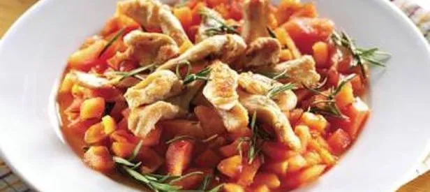Biberiyeli ve Domates Soslu Tavuk Tarifi
