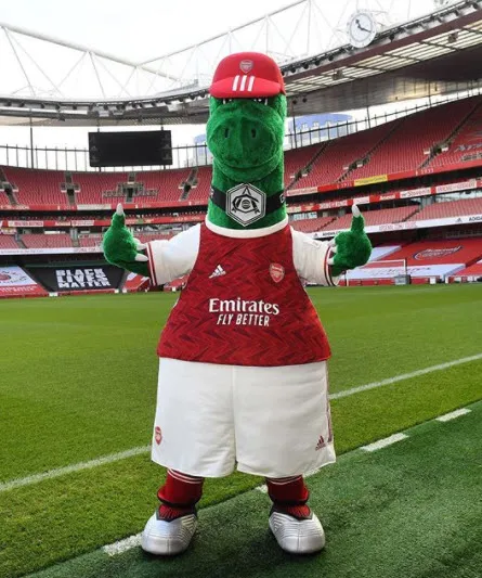 Premier Lig ekiplerinden Arsenal'ın 27 yıllık maskotu Gunnersaurus geri döndü-2