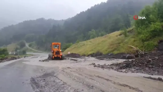 Kastamonu’da heyelan nedeniyle yollar trafiğe kapatıldı
