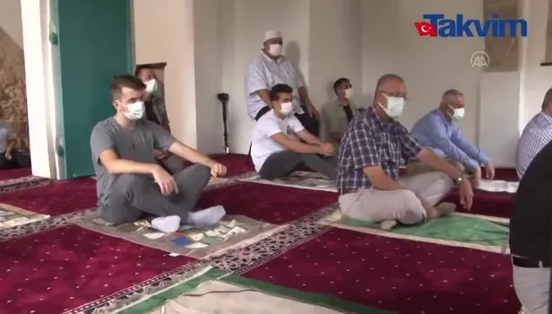 Kapalı Maraş'ta 47 yıl sonra ibadete açılan Bilal Ağa Mescidinde ilk cuma namazı kılındı