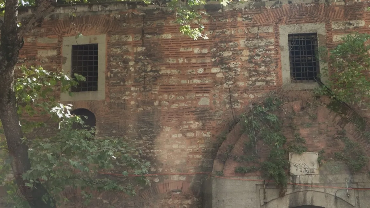1788938056698.jpeg Galata Bedesteni'nin duvarlarına grafiti çizildi; 9 kubbeli yapı bakımsızlık ve vandalizmle yıpranıyor-6