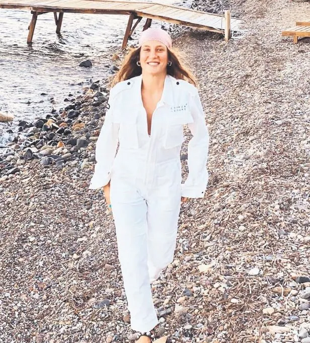 Serenay Sarıkaya makyajsız hali ve beyaz tulumuyla sosyal medyayı